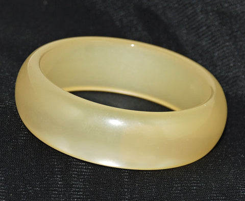 This retro bangle reminds me of the 1950's. A wonderful pale lemon yellow Vintage Moonglow Lucite bangle bracelet.  